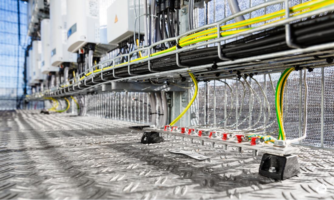 zonnepanelen omvormer huis bekabeling en aarding