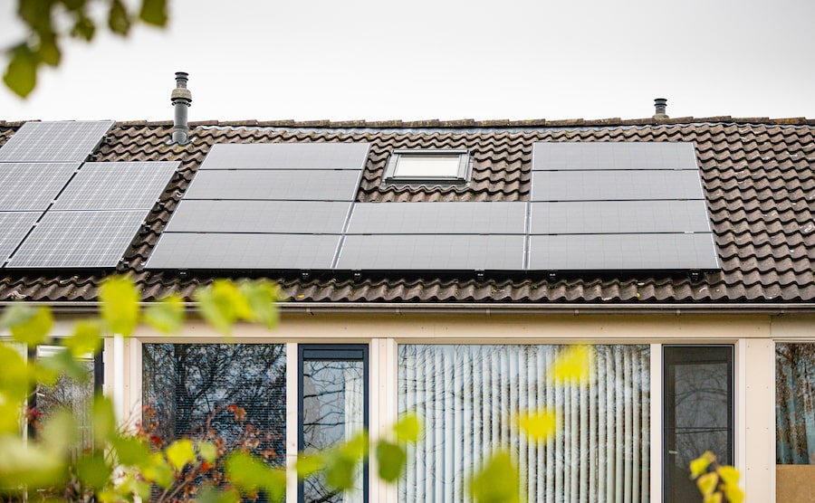 10 zonnepanelen op een dak, goed voor 3500 kWh