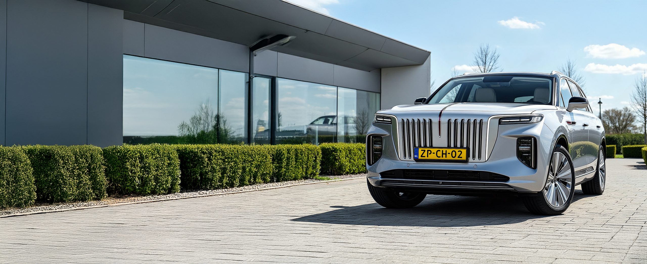 Hongqi E-HS9 geparkeerd bij de autodealer aan de laadpaal.