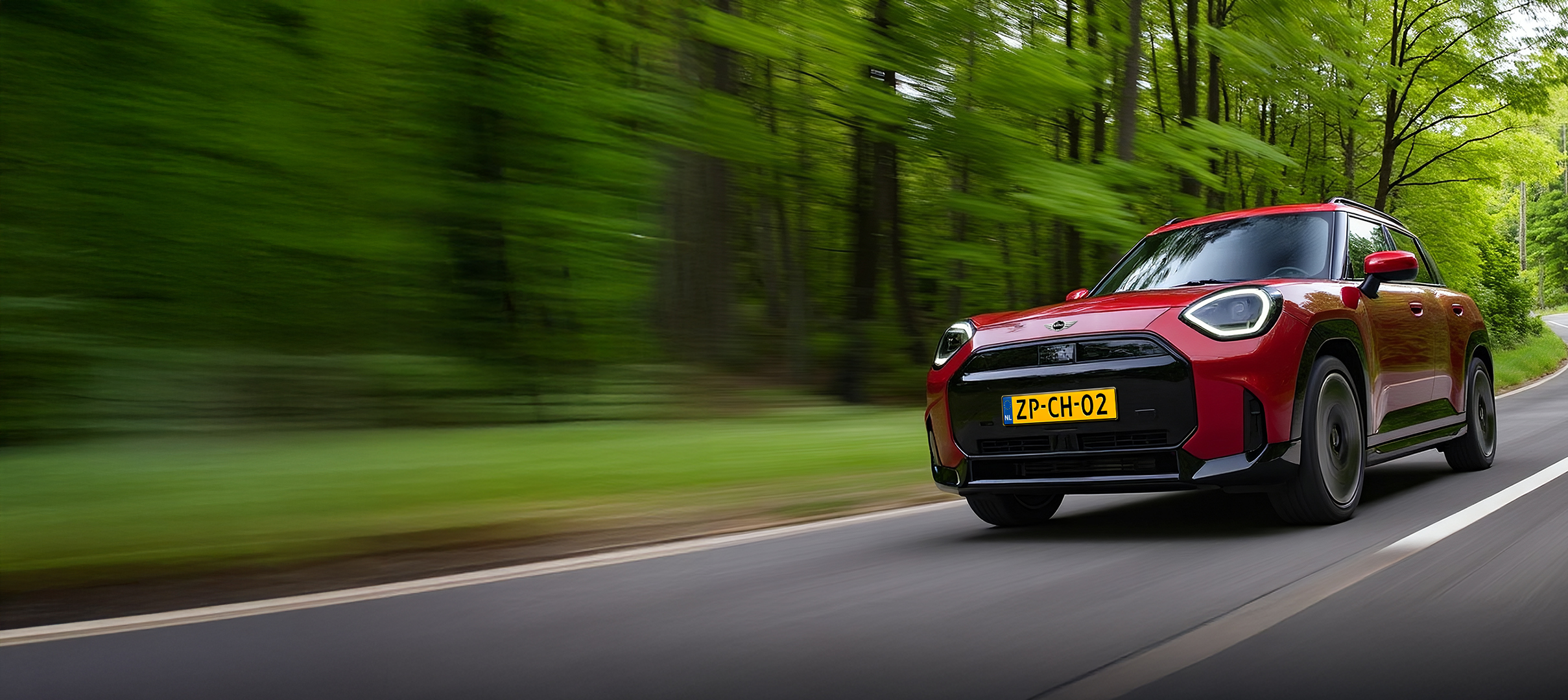 Een elektrische Mini Aceman auto onderweg naar zijn huis met zonnepanelen en een laadpaal om de auto op te laden.