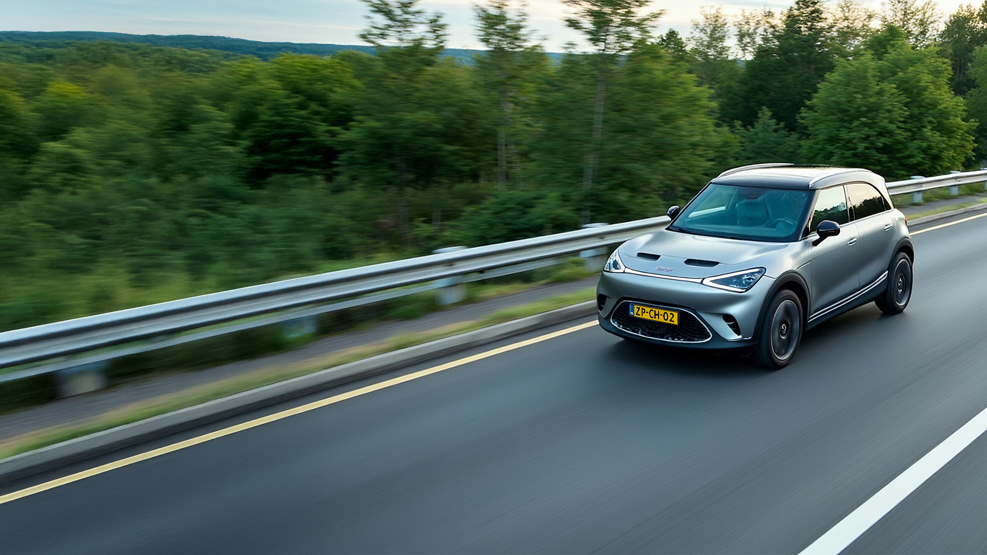 Smart #1 rijdt door een heuvelachtig landschap. Op zoek naar een laadpaal om op te laden.