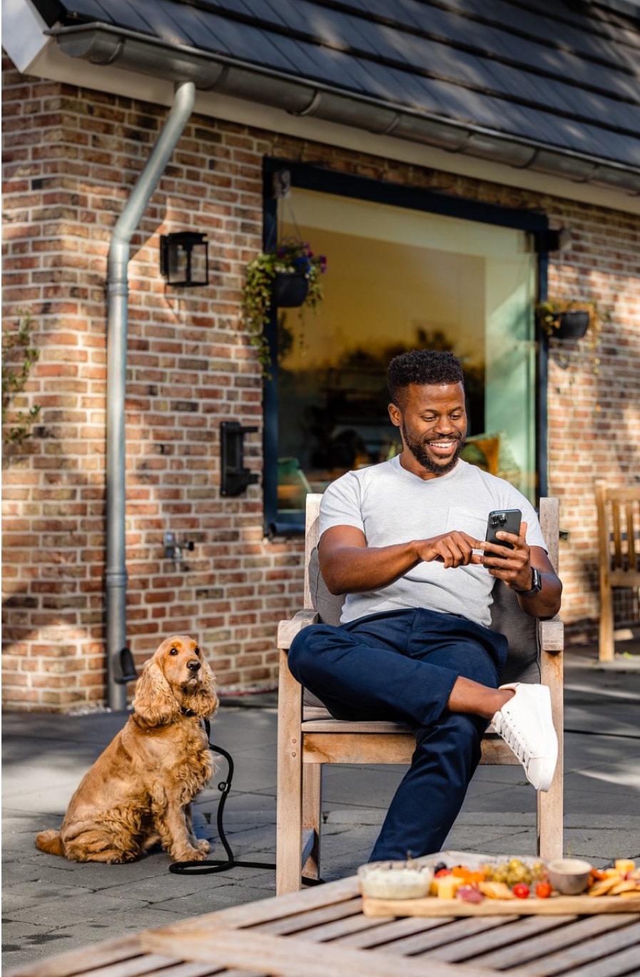 man gebruikt Zonneplan app en leest informatie over garanties