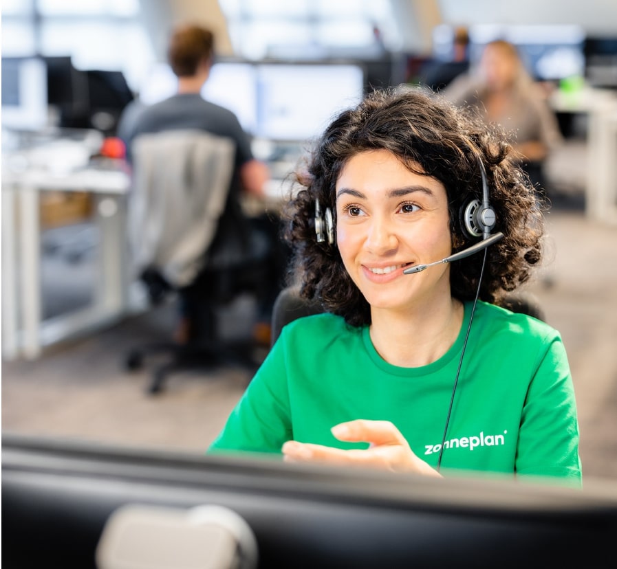 Zonneplan medewerker legt de garanties uit