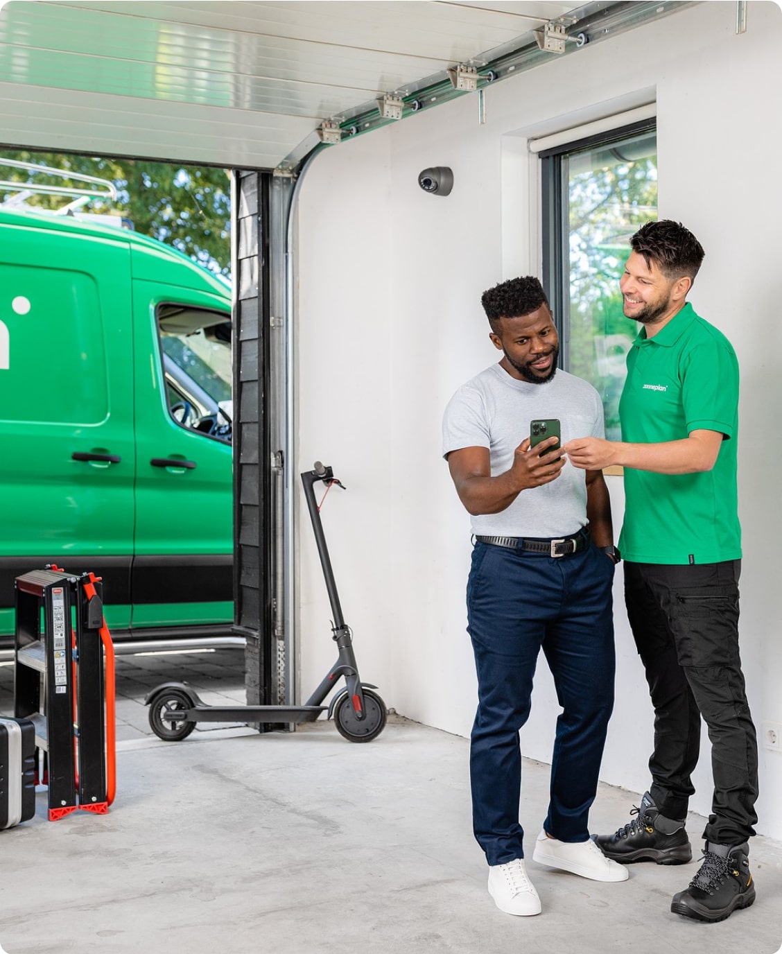 monteur legt garantie op zonnepanelen uit