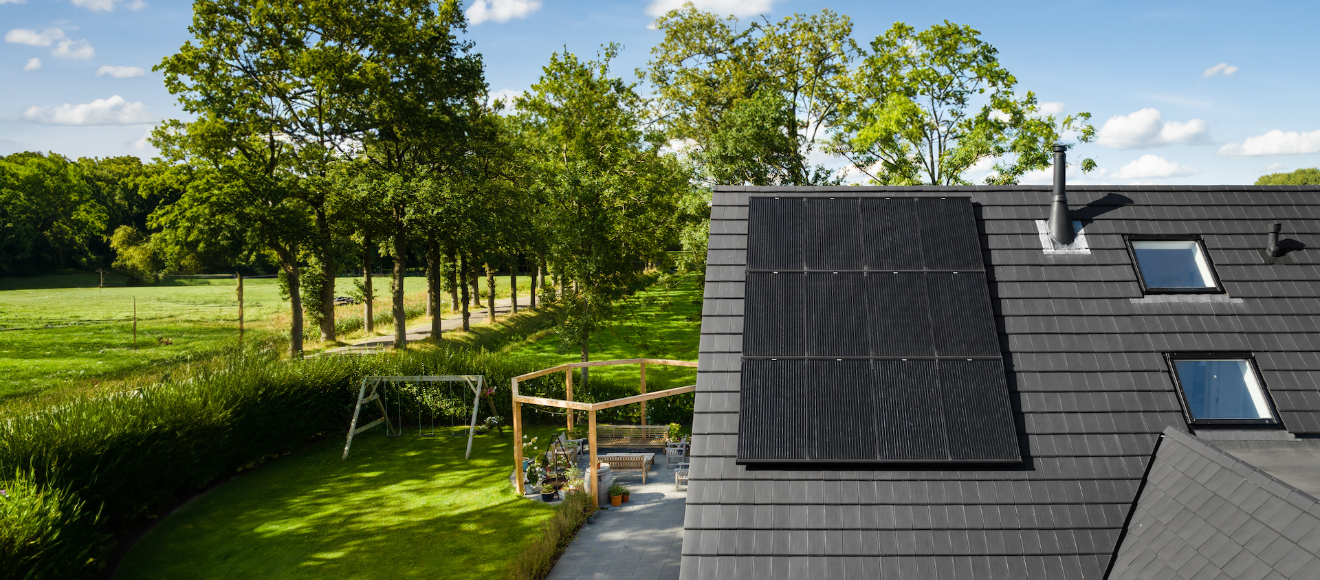 Zonnepanelen op een schuin dak in portrait opstelling