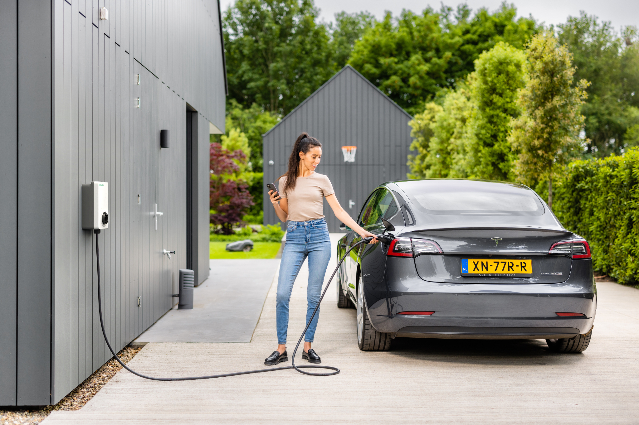 Vier op tien EV-rijders waren zonder eigen laadpaal niet elektrisch gaan rijden