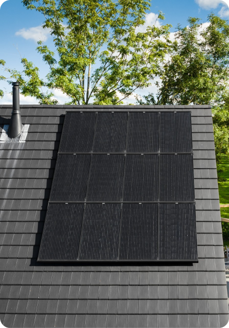 Schuin dak met zonnepanelen in portrait opstelling