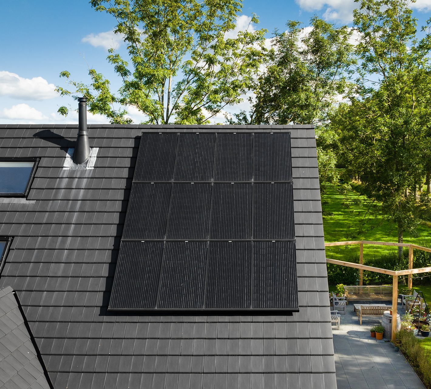Zonnepanelen op schuin dak in portrait opstelling