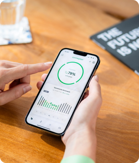 Telefoon met energiescherm van de Zonneplan app waarop de uurtarieven zichtbaar zijn