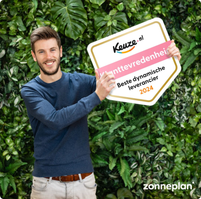 Werknemer van Zonneplan met Keuze.nl award voor beste dynamische energieleverancier 2024