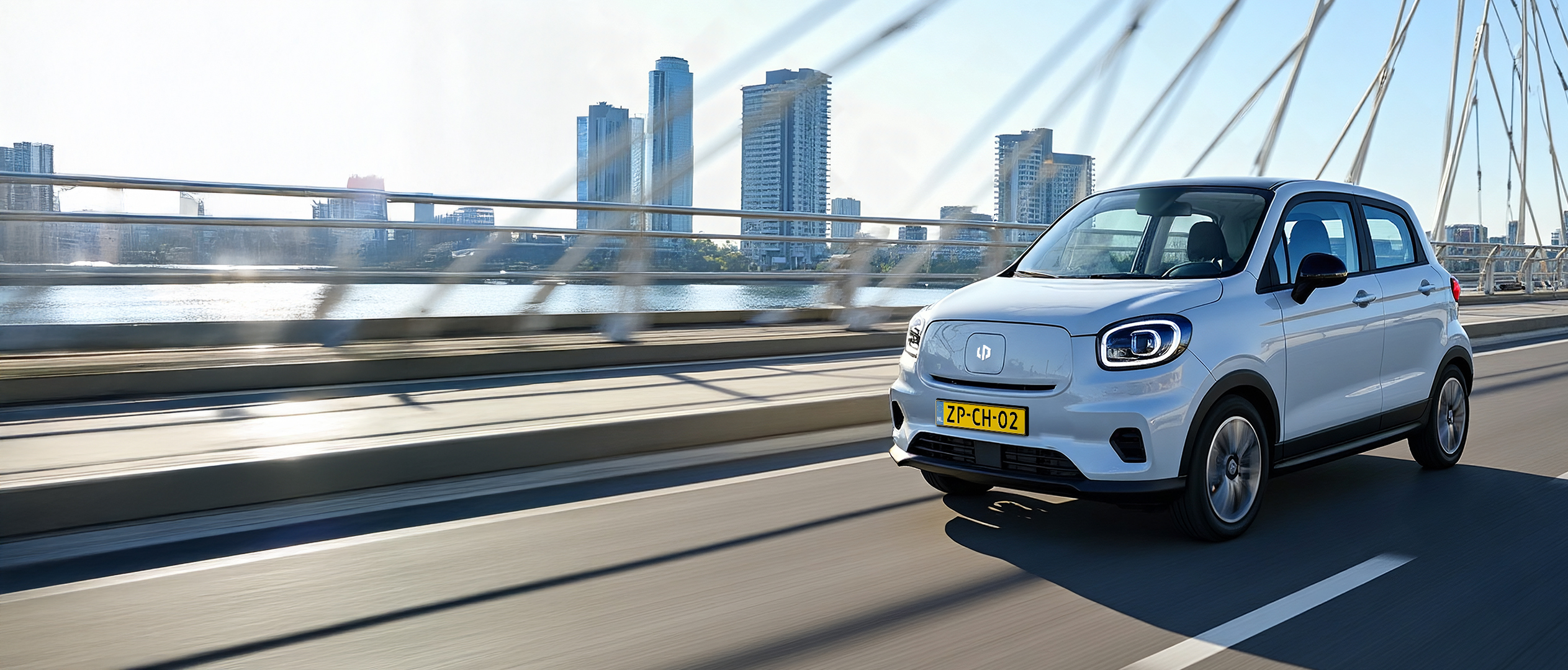 Leapmotor T03 rijdt op de Erasmus brug. Elekrische auto met een laadpaal.