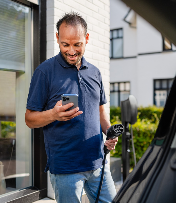 Man met Charge2 laadkabel in zijn hand