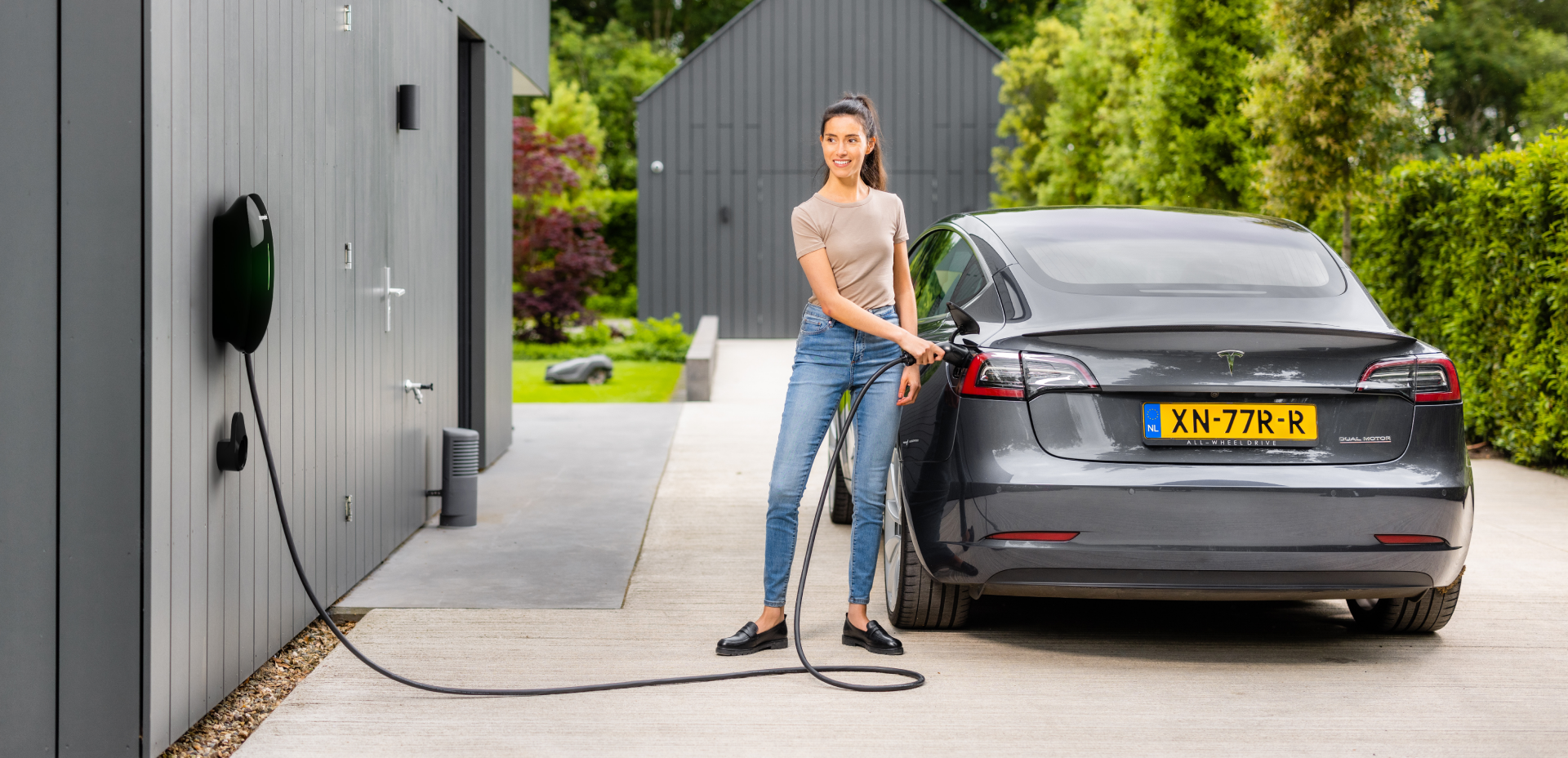 Vrouw laad auto met Charge2