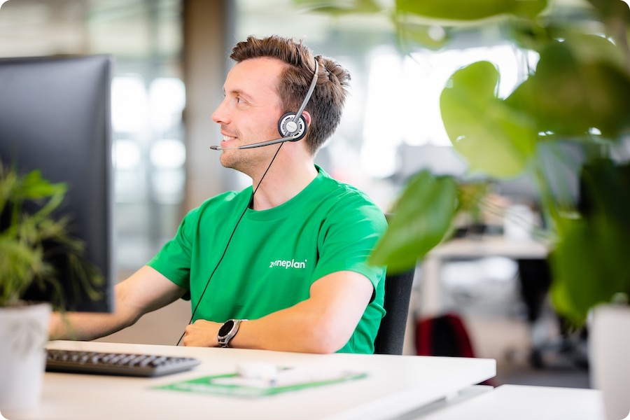 Zonneplan adviseur achter een pc-beeldscherm