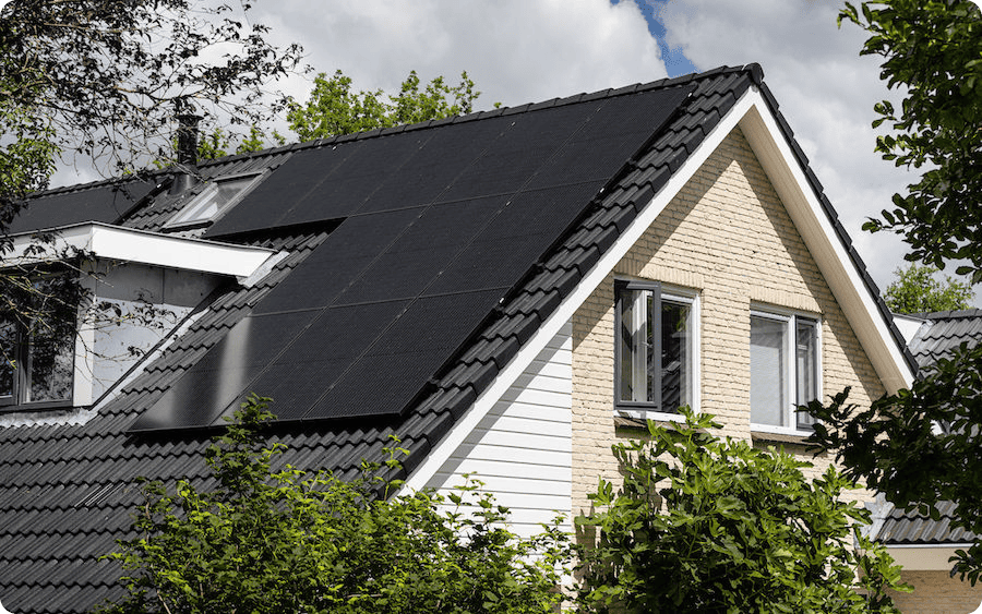 450 Wp zonnepanelen op een schuin dak