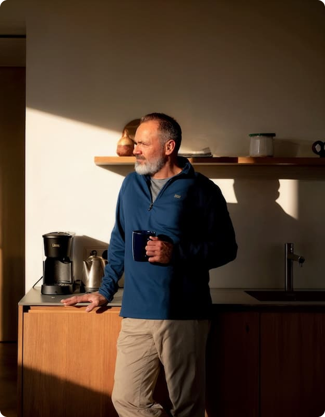 man (mkb'er) drinkt koffie en denkt na over zijn energiecontract
