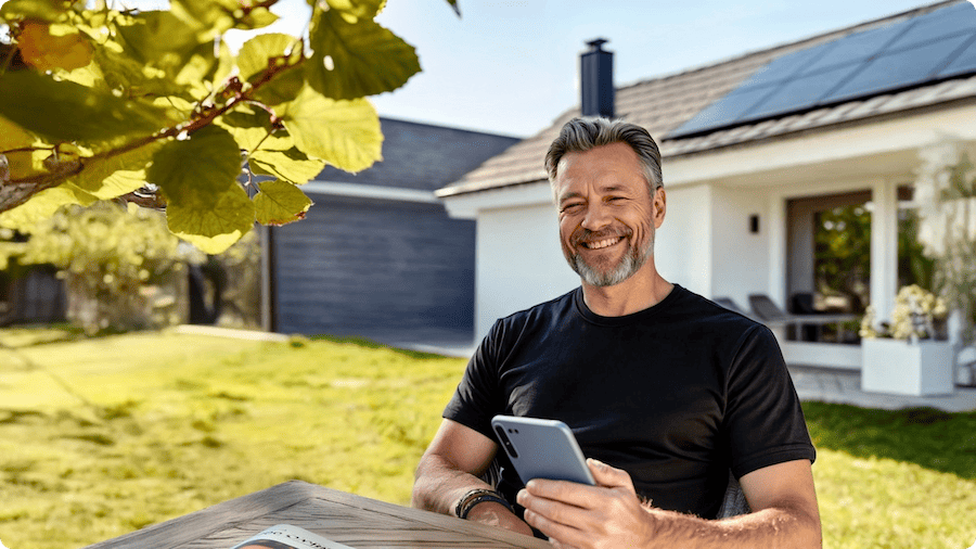 Man leest nieuws over thuisbatterij rendement