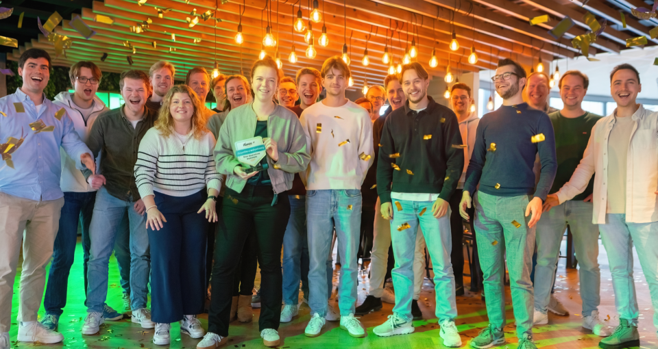 Het Zonneplan team neemt de prijs in ontvangst