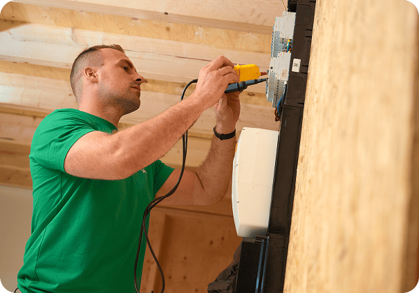 Zonneplan monteur sleutels aan de meterkast