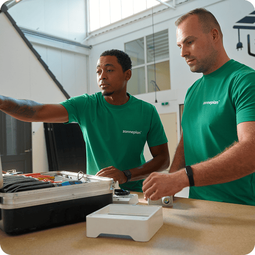 Twee monteurs werken aan een Zonnepan thuisbatterij