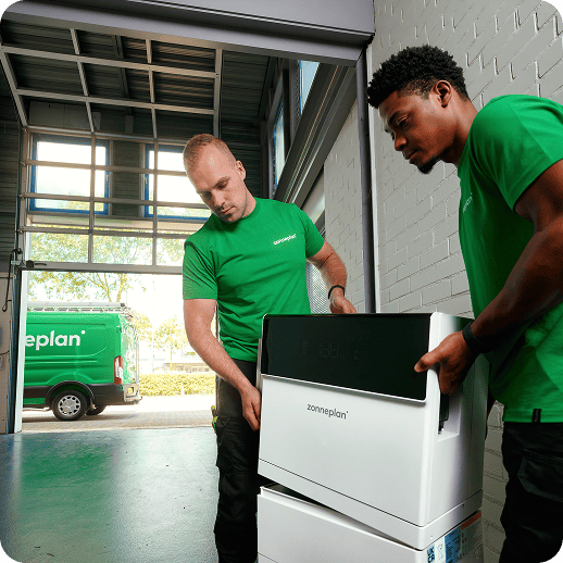 Zonneplan monteurs installeren een thuisbatterij