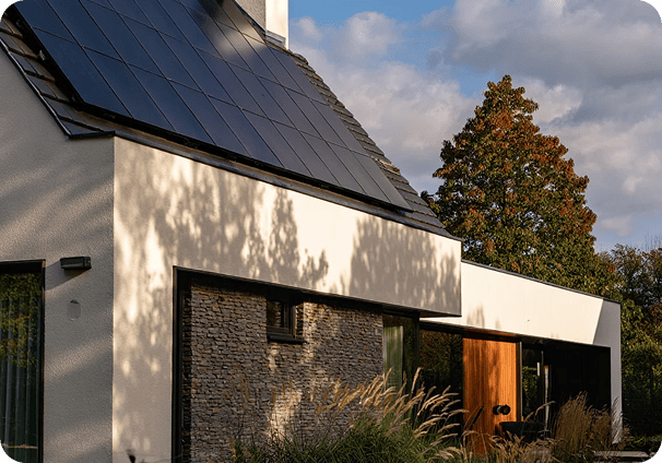 Zijkant van een woning met zonnepanelen en een thuisbatterij van Zonneplan.
