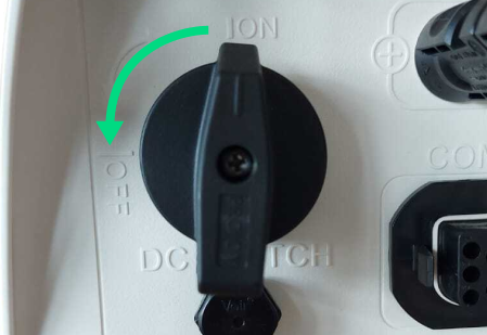 DC-switch van de omvormer wordt tegen de klok in naar Off gedraaid