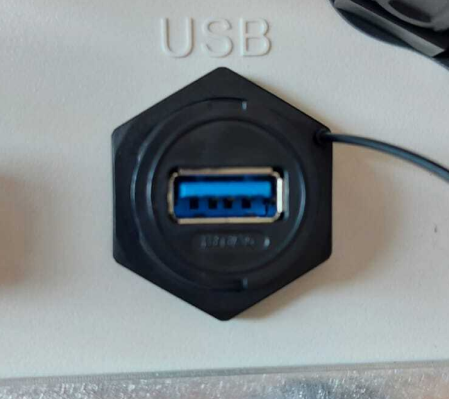 USB-poort aan de onderzijde van de omvormer